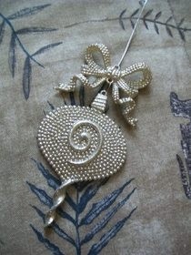 Make A Bow Necklace With A Christmas Ornament