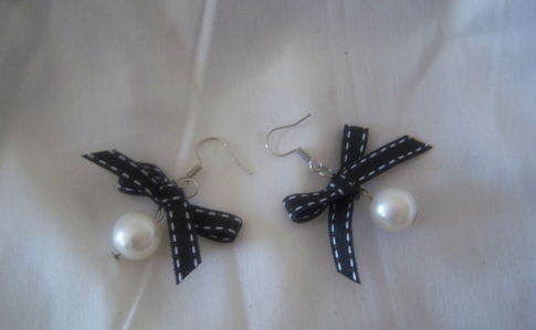 Bubblegoth Pearl Earrings With Bows