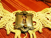 Keyhole Choker.