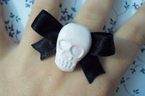 Skull Ring With Bow