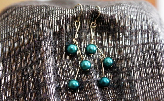Short Staggered Pearl Earrings