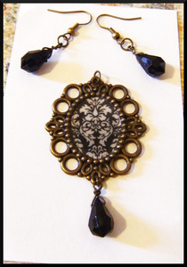 *** Damask Cameo ***