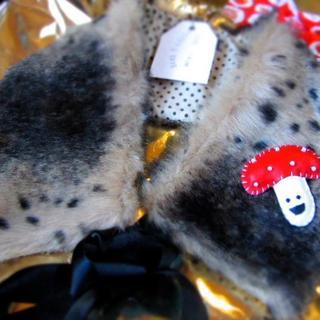 Furry collar & mushroom brooch