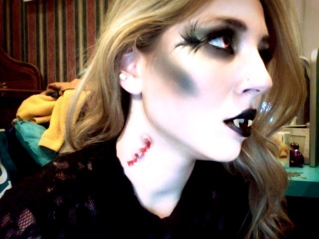 My queen  Vampire makeup halloween, Vampire makeup, Halloween makeup looks