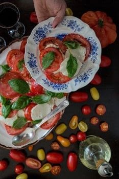 Artful Eating .  Free tutorial with pictures on how to cook a Caprese salad in under 5 minutes by cooking with tomatoes, mozzarella, and basil leaves. Recipe posted by Black & White Publishing.  in the Recipes section Difficulty: Simple. Cost: Cheap. Steps: 4