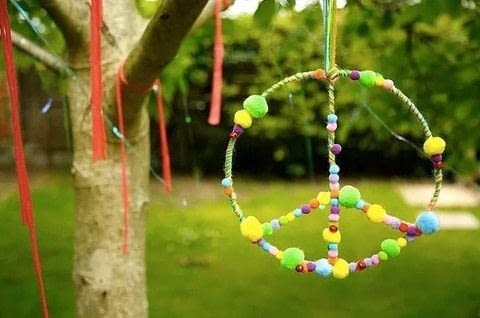 Spread some peace to the world! .  Free tutorial with pictures on how to make a bunting / garland in under 180 minutes by decorating with scissors, yarn, and pom pom. Inspired by peace signs. How To posted by DiY Blonde.  in the Other section Difficulty: 3/5. Cost: 3/5. Steps: 7