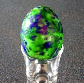 Marbled easter egg using wax, crayons and hot water .  Free tutorial with pictures on how to make a decorative egg in under 30 minutes by melting and decorating with eggs, candle, and crayons. Inspired by marble. How To posted by Ruth B. Difficulty: Simple. Cost: Cheap. Steps: 5