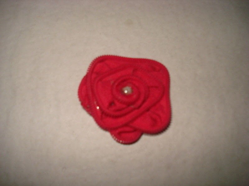 Zipper Brooch !! · How To Make A Safety Pin Brooch · NoSew on Cut Out