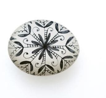 How to make a decorative egg. Black And White Snowflake Egg - Step 3