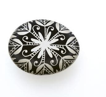 How to make a decorative egg. Black And White Snowflake Egg - Step 6