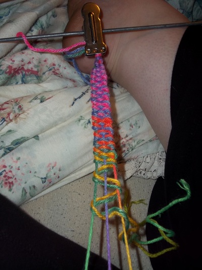 How to make a braided yarn bracelet. Woven Yarn Bracelet   Rainbow - Step 10